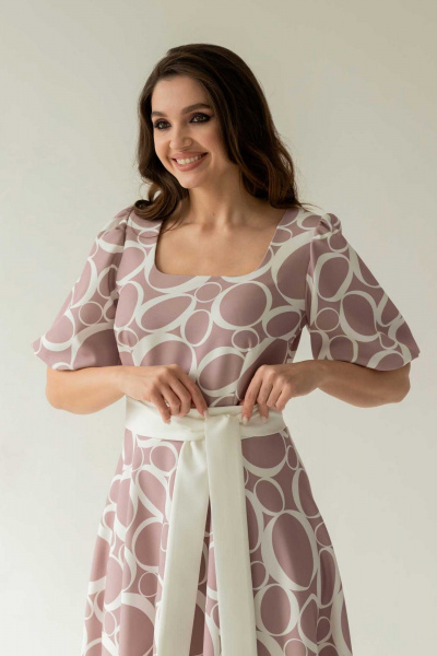 Платье полуприлегающего силуэта с высоким разрезом и поясом Mislana 761 пудровый - фото 3