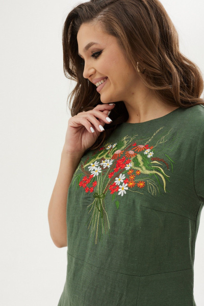 Льняное платье с нагрудными вытачками и вышивкой MALI 424-038 мох - фото 4