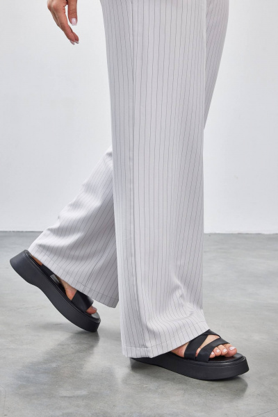 Брюки зауженные демисезонные с разрезами из текстиля Femme & Devur 90197 1.54F(164) - фото 3