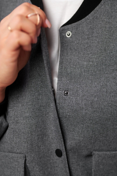 Бомбер оверсайз с классическим стилем и мягким текстилем AMUARt 1004-1 серый - фото 16