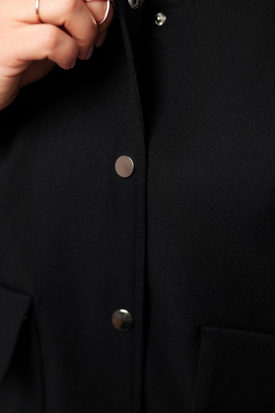 Бомбер черный оверсайз с комфортной посадкой и текстильной отделкой AMUARt 1004 черный - фото 17