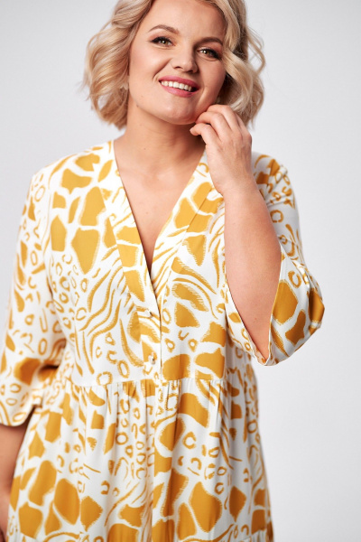 Платье макси с воланами и застежкой на пуговицы AMUARt 1008 горчица+белый - фото 9