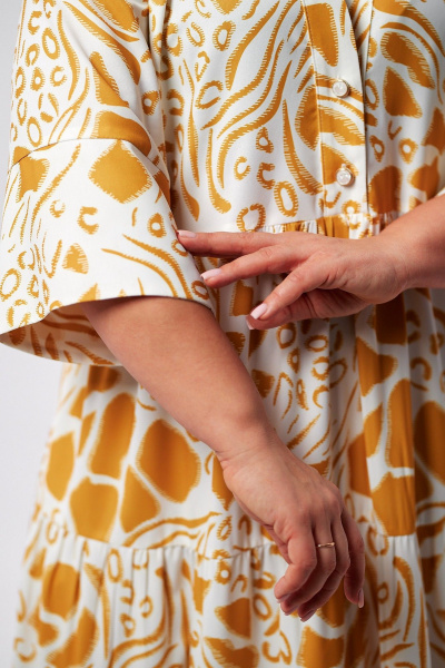 Платье макси с воланами и застежкой на пуговицы AMUARt 1008 горчица+белый - фото 7