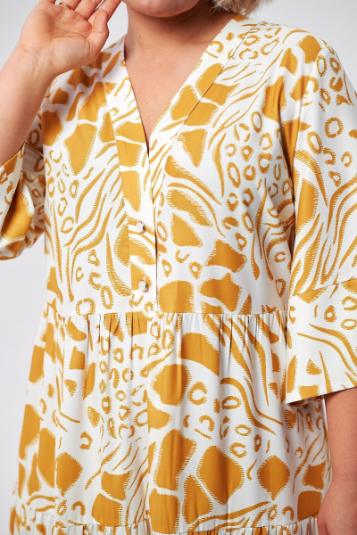 Платье макси с воланами и застежкой на пуговицы AMUARt 1008 горчица+белый - фото 6