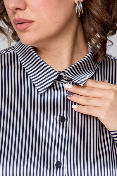 Рубашка свободного кроя из атласной ткани с бантом и закругленными швами AMUARt 1009 сине-бежевая_полоска - фото 15