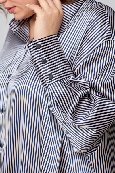 Рубашка свободного кроя из атласной ткани с бантом и закругленными швами AMUARt 1009 сине-бежевая_полоска - фото 14
