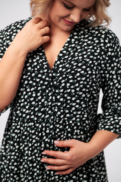 Платье макси с воланами и застежкой на пуговицы AMUARt 1006 черный+цветочек - фото 7