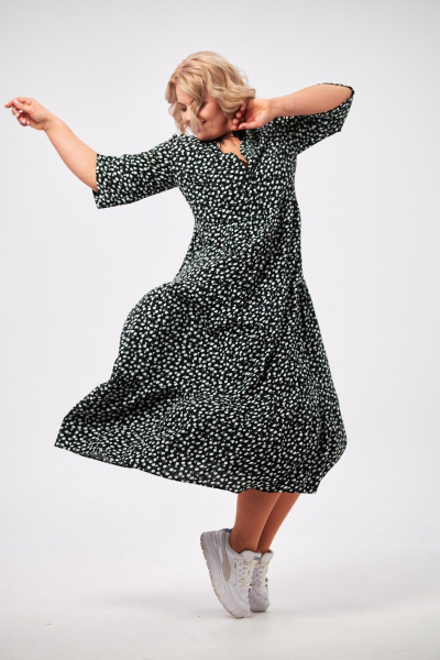 Платье макси с воланами и застежкой на пуговицы AMUARt 1006 черный+цветочек - фото 5