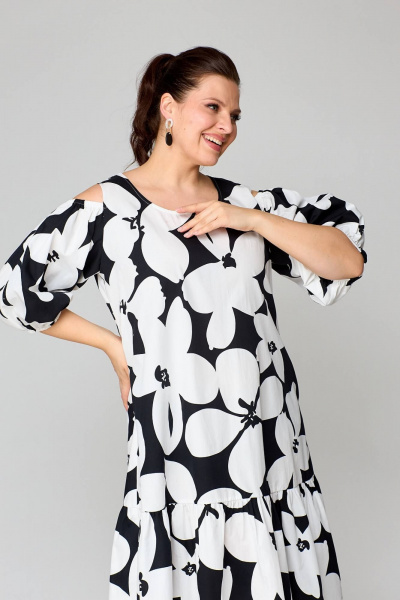 Многоцветное удлиненное платье с воланами и коротким рукавом Koketka i K 1147 белый+черный - фото 2