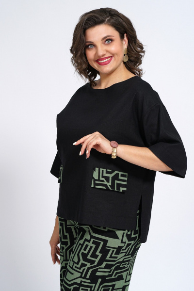 Костюм из блузки и брюк с декоративным клапаном из вискозы, льна и трикотажа Пинск-Стиль 135 черный_зеленый_геометрия - фото 2