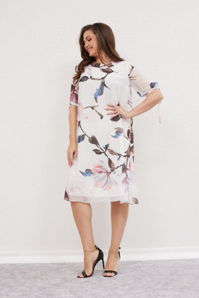 Белое платье на подкладке с кружевными деталями и розовым поясом Mislana С953 крупный цветок - фото 3