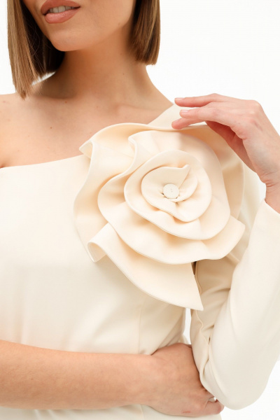 Белое нарядное платье с асимметричной горловиной для летних мероприятий PUR PUR 11-289/2 - фото 3