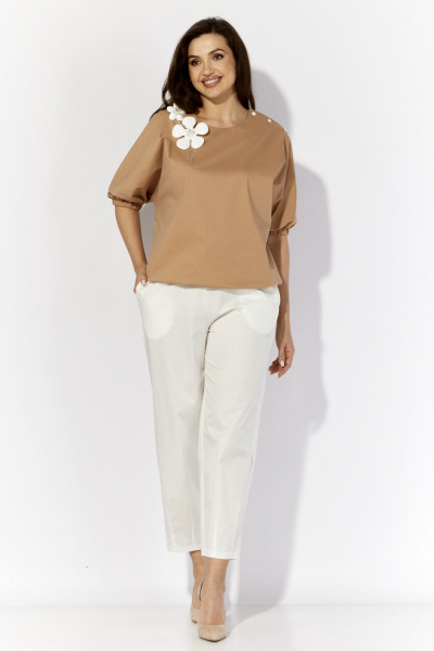 Комплект: блузка и брюки с резинками и декоративной брошью TAiER 1292 бежевый_белый - фото 2