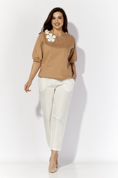 Комплект: блузка и брюки с резинками и декоративной брошью TAiER 1292 бежевый_белый - фото 1