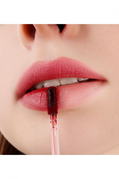 Тинт для губ с натуральным матовым покрытием и стойкостью LUXVISAGE LIP_TINT_AQUA_GEL_hyaluron_complex 03 рубиновый (deep ruby) - фото 3