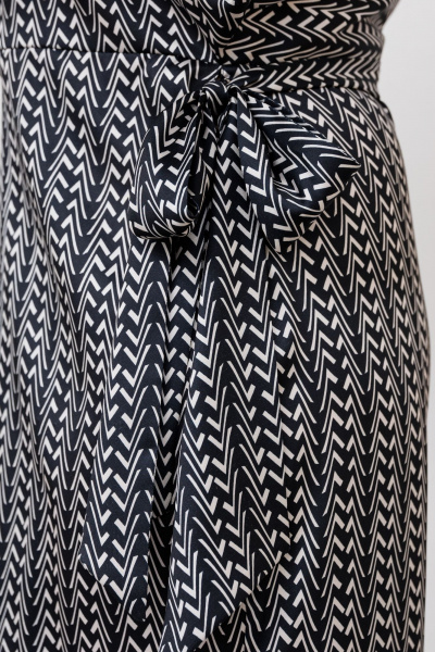 Платье на запах из текстиля с прямым силуэтом и атласной тканью BRELA 2360 черный-молоко - фото 4