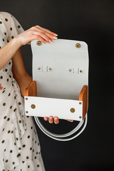 Белая кожаная сумка через плечо с деревянными вставками Because KVADRO WHITE - фото 13