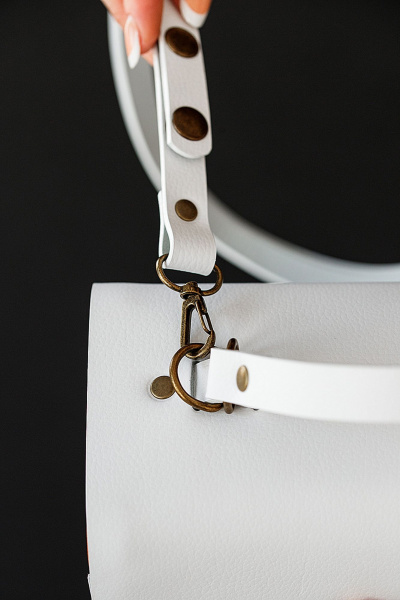 Белая кожаная сумка через плечо с деревянными вставками Because KVADRO WHITE - фото 10