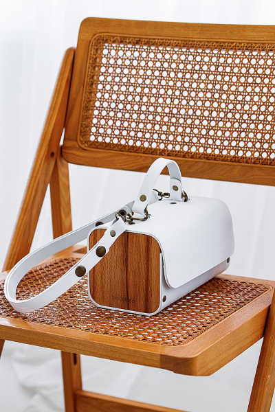 Белая кожаная сумка через плечо с деревянными вставками Because KVADRO WHITE - фото 9