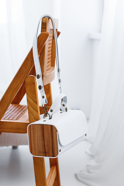 Белая кожаная сумка через плечо с деревянными вставками Because KVADRO WHITE - фото 2