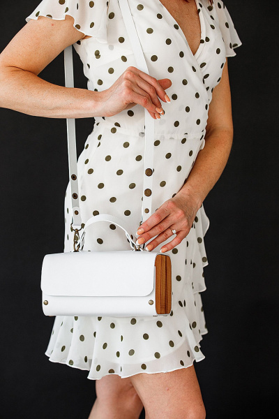 Белая кожаная сумка через плечо с деревянными вставками Because KVADRO WHITE - фото 7