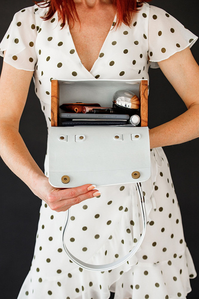 Белая кожаная сумка через плечо с деревянными вставками Because KVADRO WHITE - фото 5