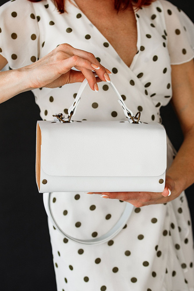 Белая кожаная сумка через плечо с деревянными вставками Because KVADRO WHITE - фото 4