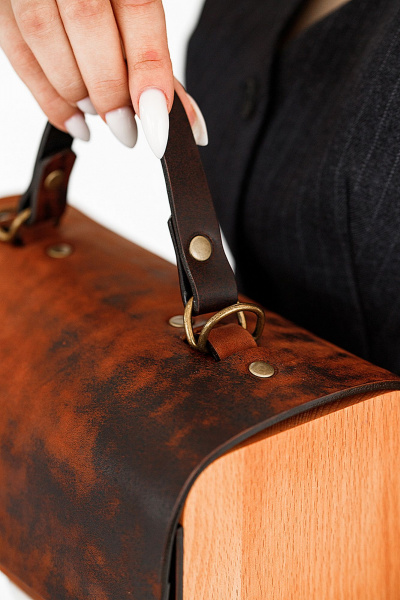 Коричневая кожаная сумка через плечо с деревянными вставками Because KVADRO-VINTAGE TERRACOT - фото 8