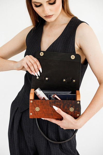 Коричневая кожаная сумка через плечо с деревянными вставками Because KVADRO-VINTAGE TERRACOT - фото 3