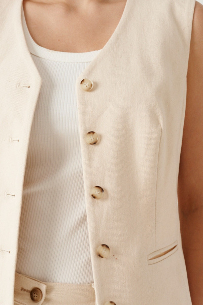 Бежевый джинсовый жилет с прорезными карманами Ketty К-16538 светло-бежевый - фото 8