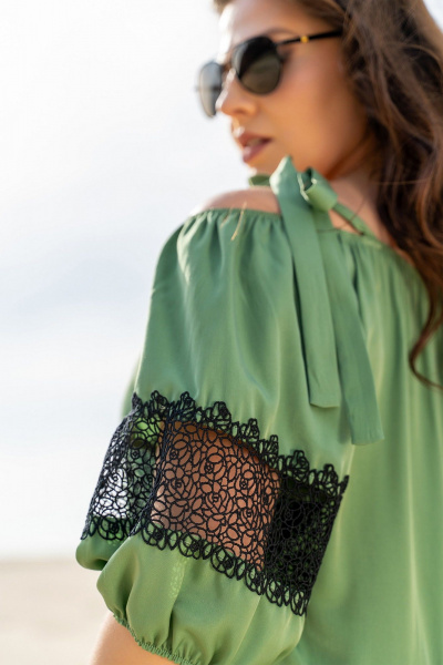 Платье из вискозы на бретелях с кружевами и сборками Andina 830 олива - фото 9