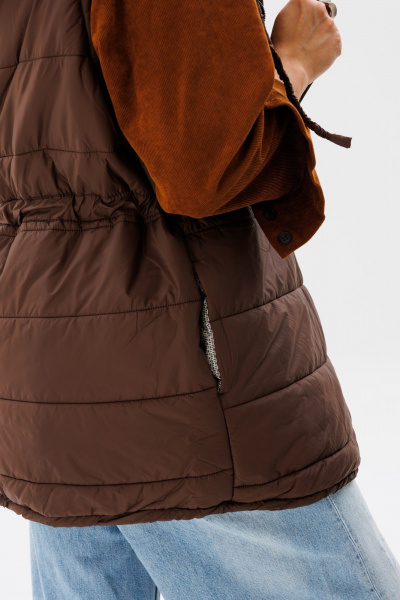 Удлинённый жилет из стёганой плащёвой ткани с капюшоном Anelli 1386 соболь - фото 9