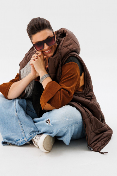 Удлинённый жилет из стёганой плащёвой ткани с капюшоном Anelli 1386 соболь - фото 2