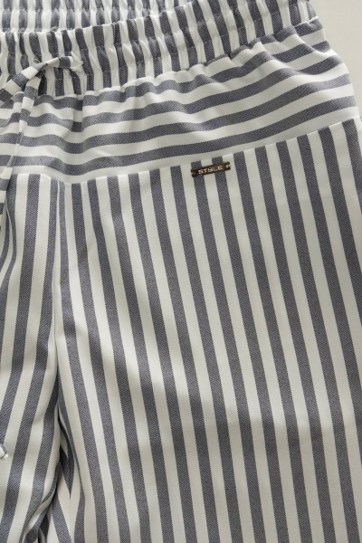 Брюки прямые свободные из текстиля с поясом на резинке Соджи 443 белый+голубой - фото 5