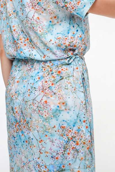 Платье прямого силуэта с короткими рукавами и разрезом La rouge 5463 голубой-(цветы) - фото 6