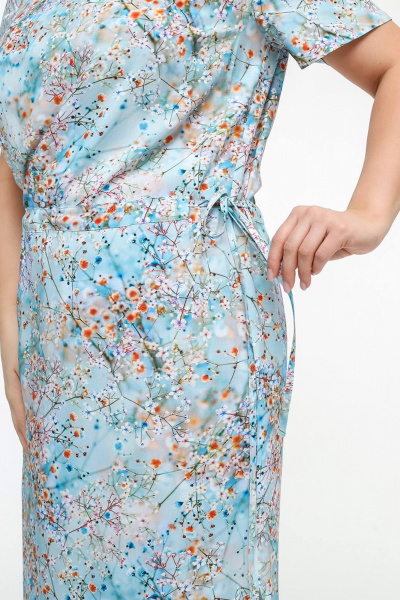 Платье прямого силуэта с короткими рукавами и разрезом La rouge 5463 голубой-(цветы) - фото 4