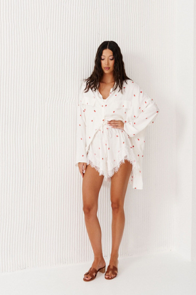 Шорты белые с ягодным принтом и кружевом ANNETE A1256 - фото 1