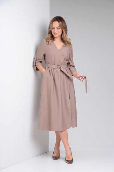 Платье деловое из вискозы с запахом и поясом AMORI 9795 капучино - фото 3