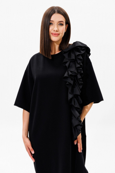 Платье oversize из хлопка с ассиметричной рюшей и разрезом Ларс Стиль 912 черный - фото 4