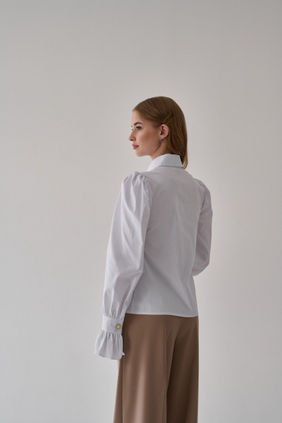 Белая нарядная блуза с объемным рукавом и розой-аксессуаром Мастер Мод 831хс белый - фото 2