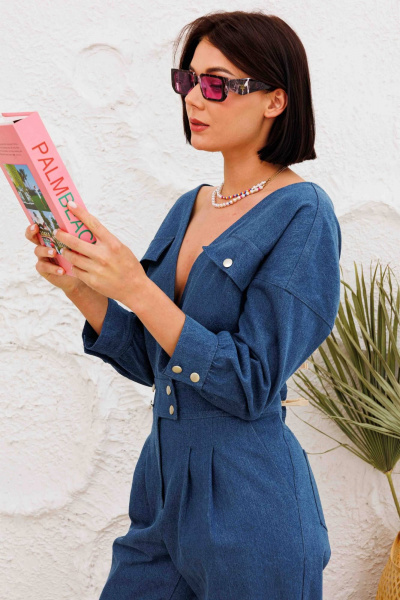 Летний джинсовый комбинезон с V-образным вырезом и карманами AURA otd 4143 темно-синий деним - фото 9