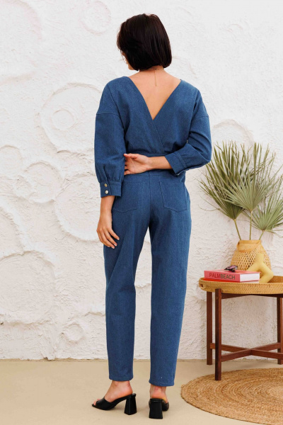 Летний джинсовый комбинезон с V-образным вырезом и карманами AURA otd 4143 темно-синий деним - фото 8