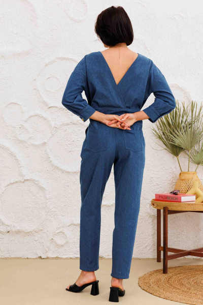 Летний джинсовый комбинезон с V-образным вырезом и карманами AURA otd 4143 темно-синий деним - фото 7