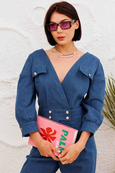 Летний джинсовый комбинезон с V-образным вырезом и карманами AURA otd 4143 темно-синий деним - фото 6