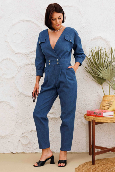 Летний джинсовый комбинезон с V-образным вырезом и карманами AURA otd 4143 темно-синий деним - фото 1