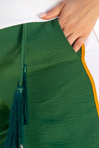 Костюм рубашка и брюки с контрастной отделкой Andina 950 белый/изумруд/изумруд - фото 11