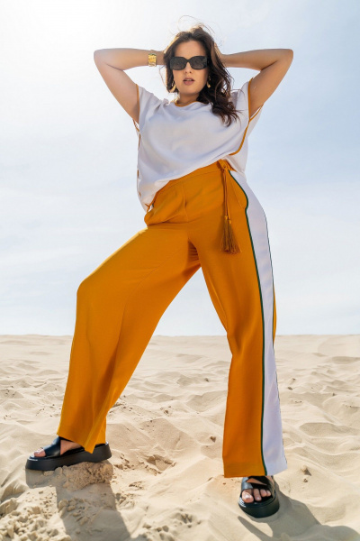 Костюм с блузкой и брюками с наклонными карманами Andina 951 белый/шафран/шафран - фото 9