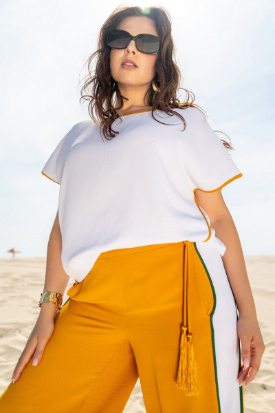 Костюм с блузкой и брюками с наклонными карманами Andina 951 белый/шафран/шафран - фото 8