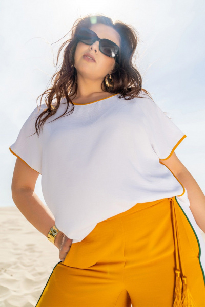 Костюм с блузкой и брюками с наклонными карманами Andina 951 белый/шафран/шафран - фото 7