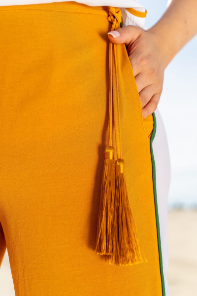 Костюм с блузкой и брюками с наклонными карманами Andina 951 белый/шафран/шафран - фото 6